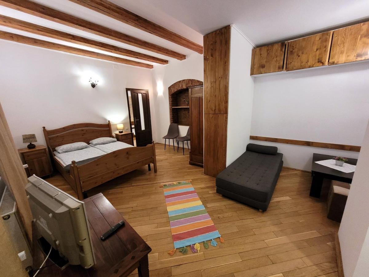 Main Square Apartments & More Брашов Экстерьер фото